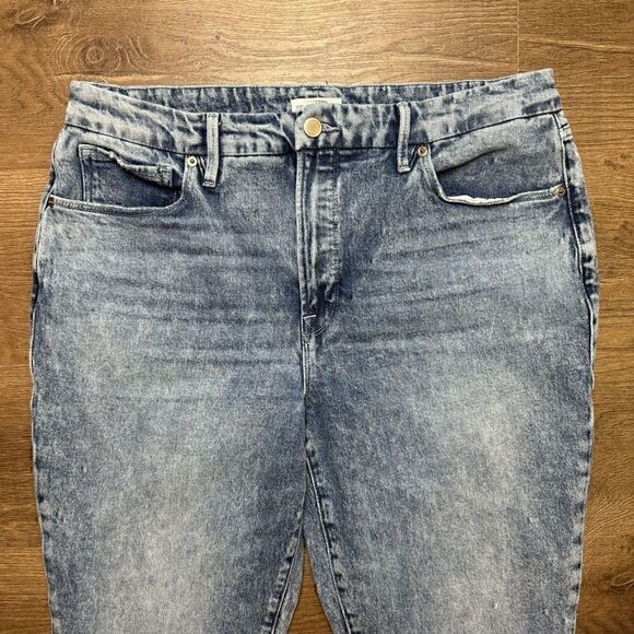 Good American | Good Classic Slim Straight Jeans - Picture 10 of 12